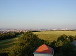 pohled z Vidoule na Prahu; to malé dole na obzoru je žižkovská TV věž